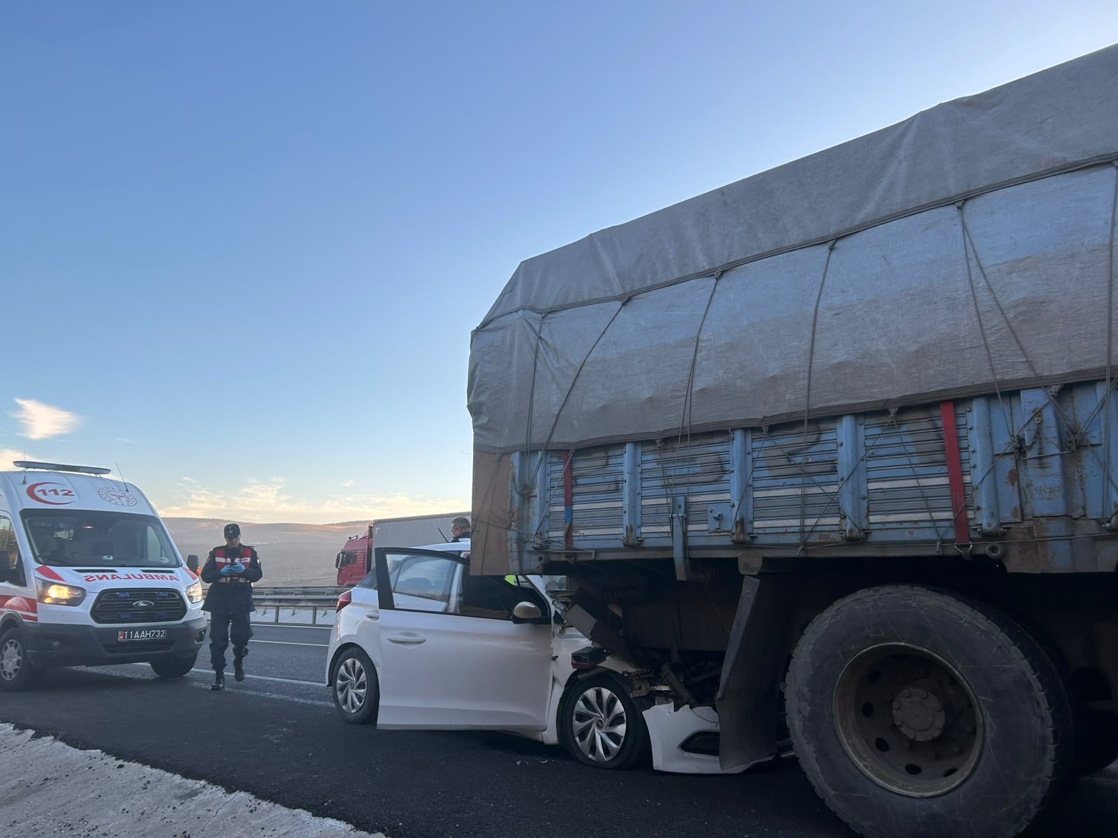 Bilecik'te kamyona çarpan otomobildeki 1 kişi öldü, 2 kişi yaralandı