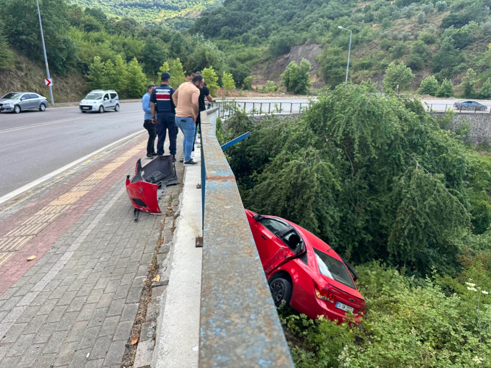 Bariyerlere çarpan otomobil ağaçlığa uçtu: 4 yaralı