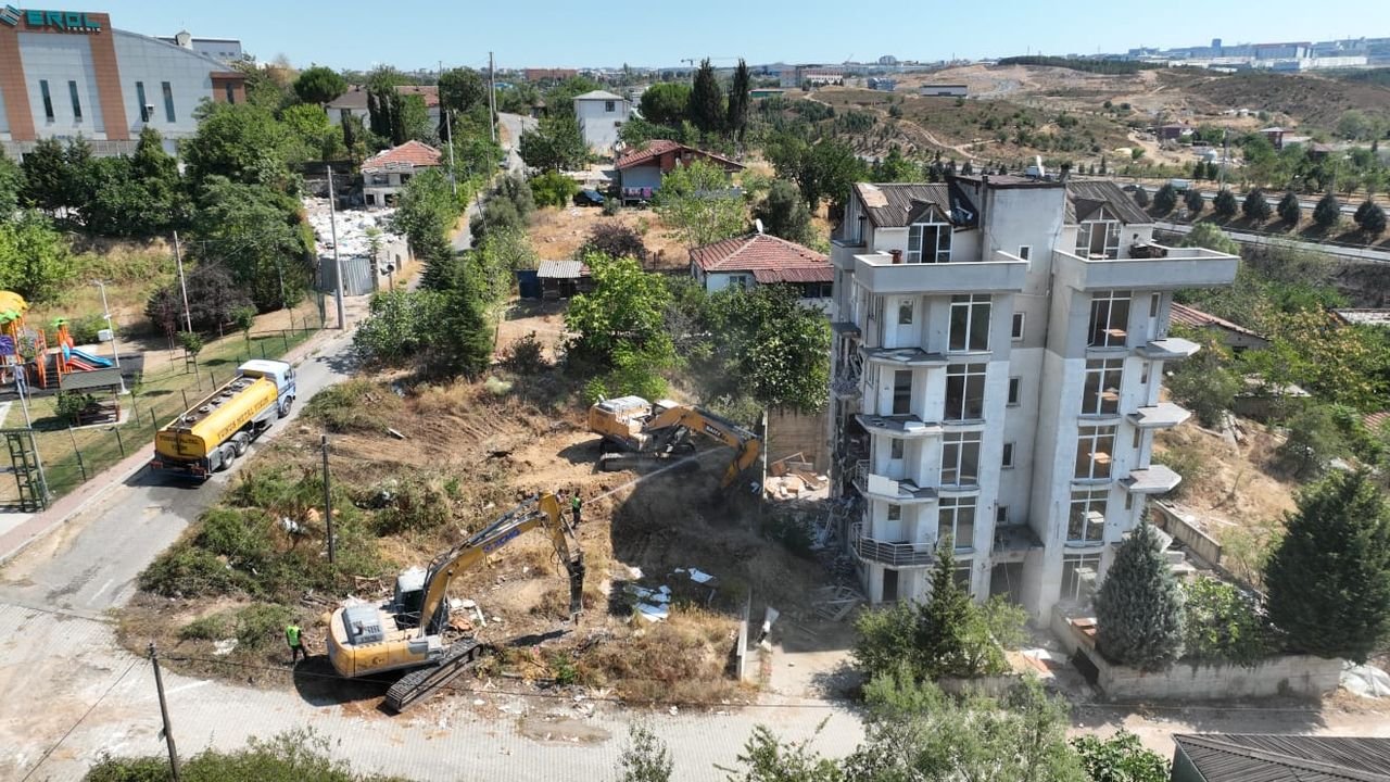 Çayırova'da Riskli Yapı Yıkımına Başlandı
