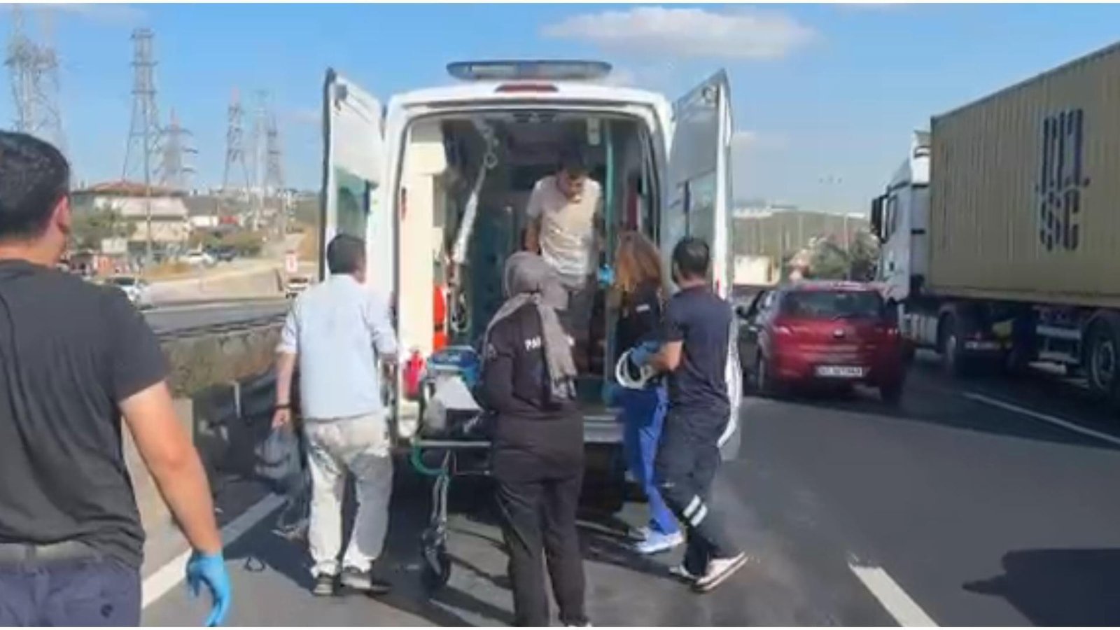 Çekici çarptı, devirdi, kaçtı: 3 yaralı