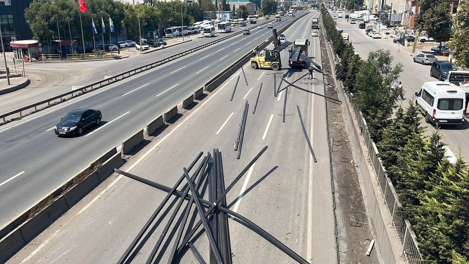 Dilovası'nda TIR profilleri düştü, İstanbul yolu kapandı