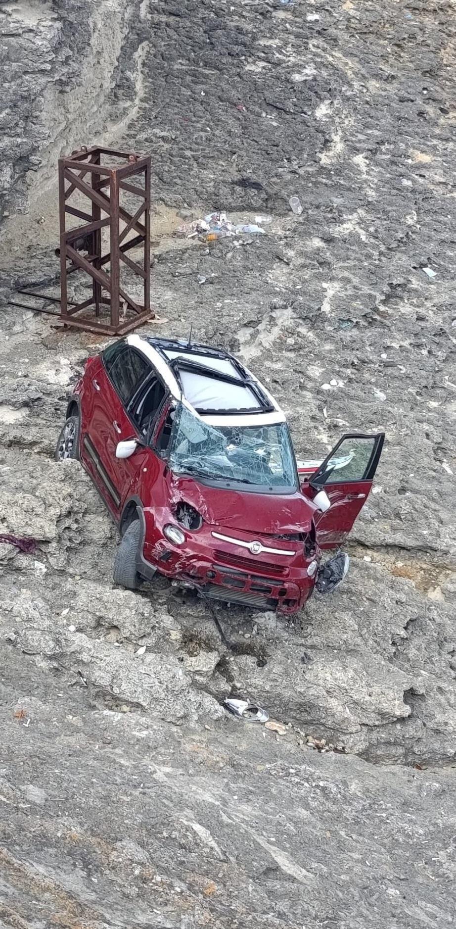 El freni çekilmeyen otomobil kayalardan uçtu