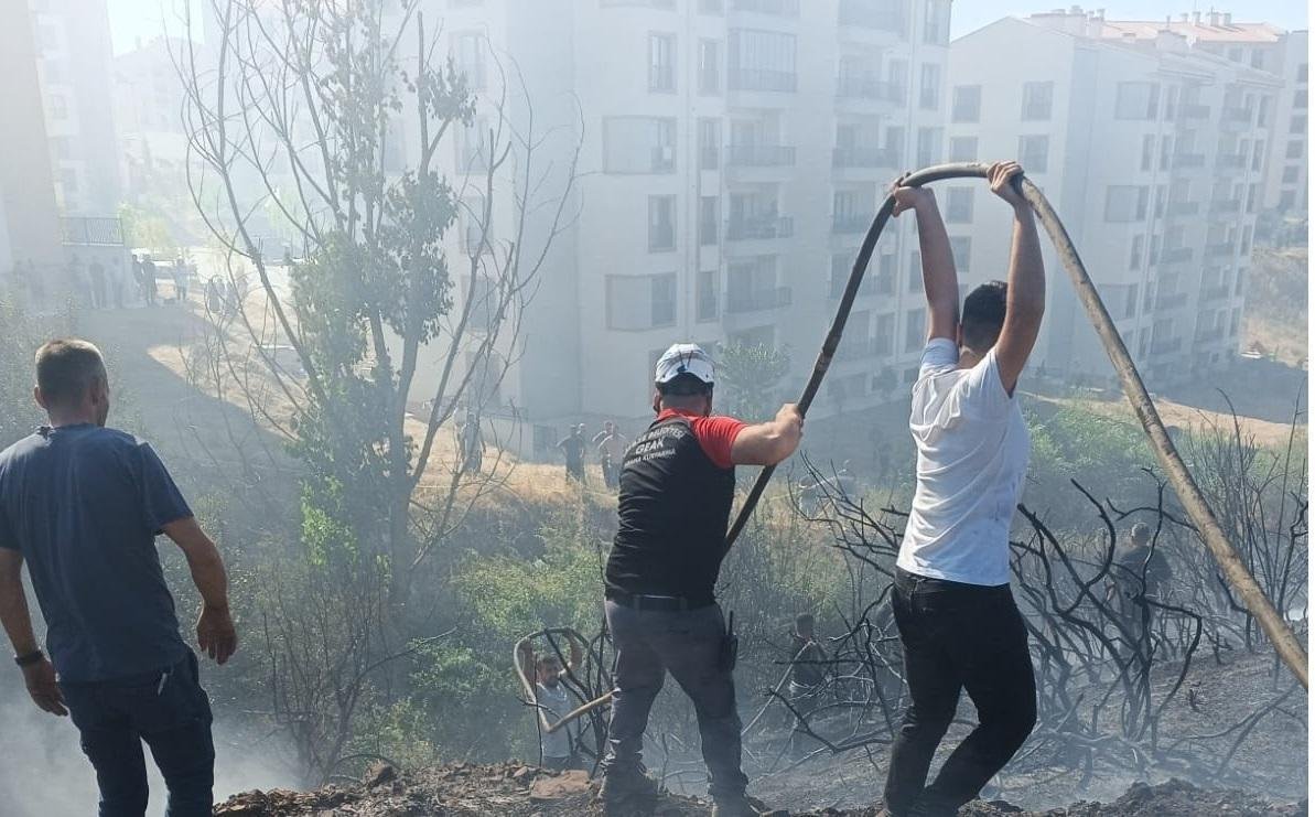 Gebze'de yangın dehşeti: 3 dönüm otluk ve depo ev küle döndü