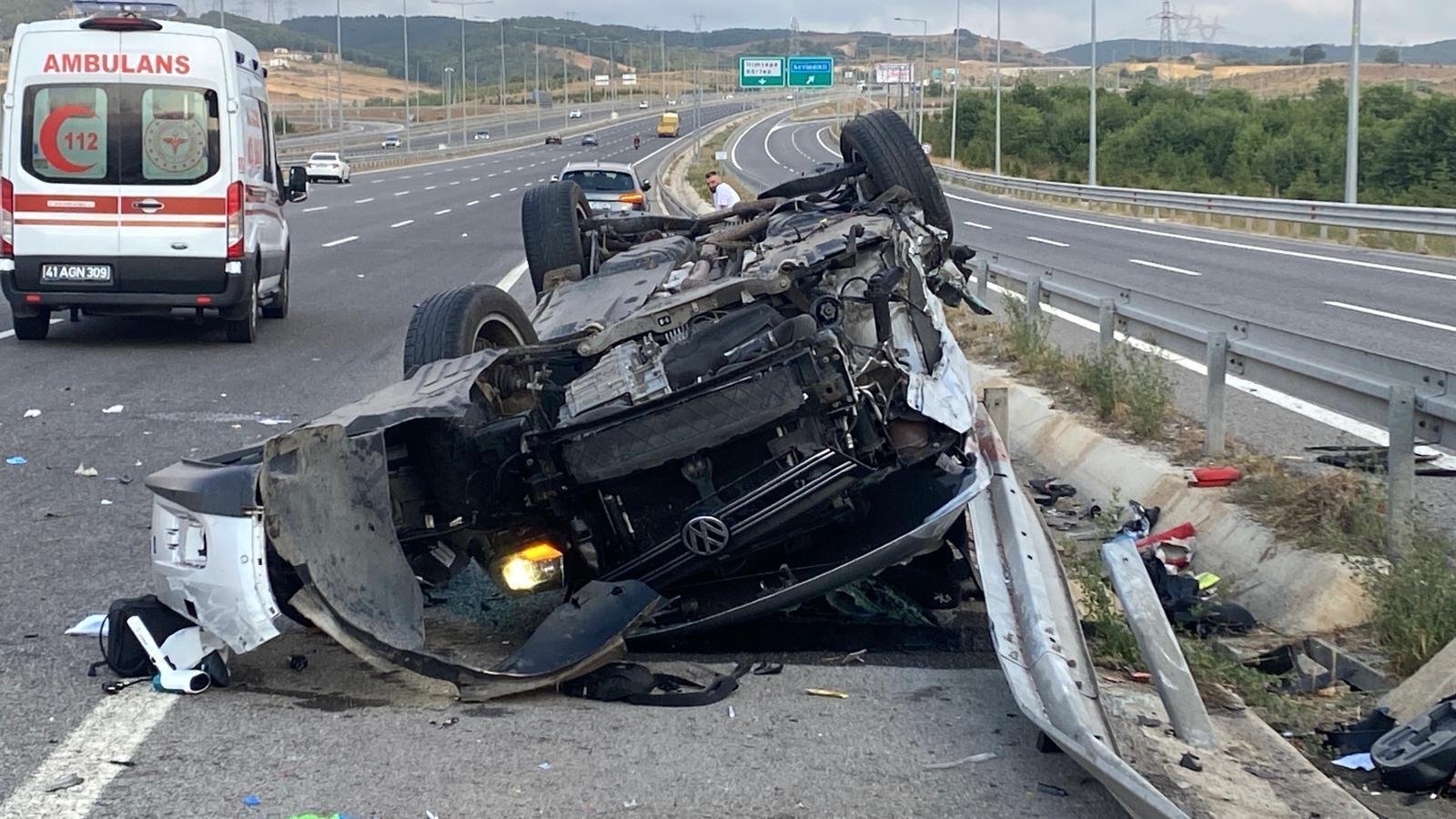 KMO'da otomobil tabelaya çarptı: 1 ölü, 4 yaralı