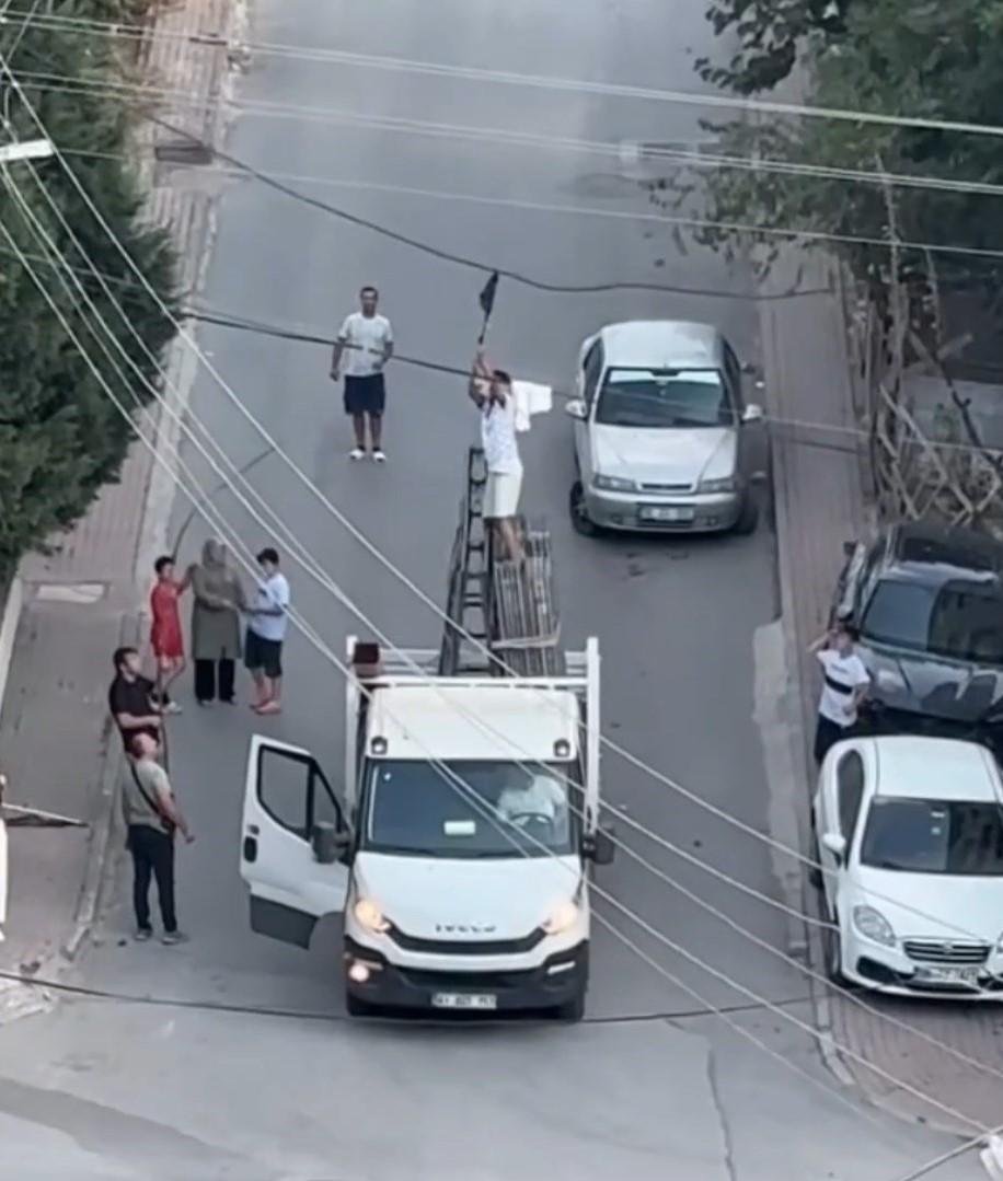 Kabloya takılan güvercini kamyonetle kurtardı