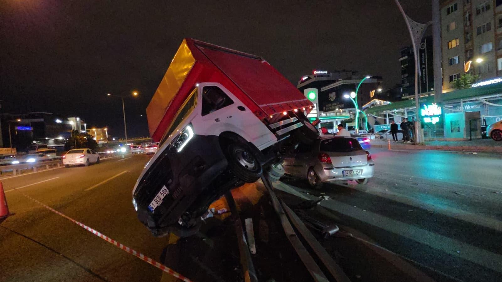 Kamyonet otomobille çarpıştı, bariyerlere çıktı: 3 yaralı
