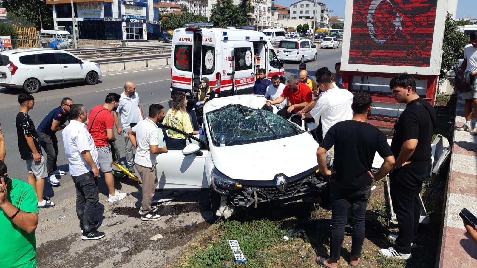 Kaza: Otomobilde sıkışan sürücü ağır yaralı
