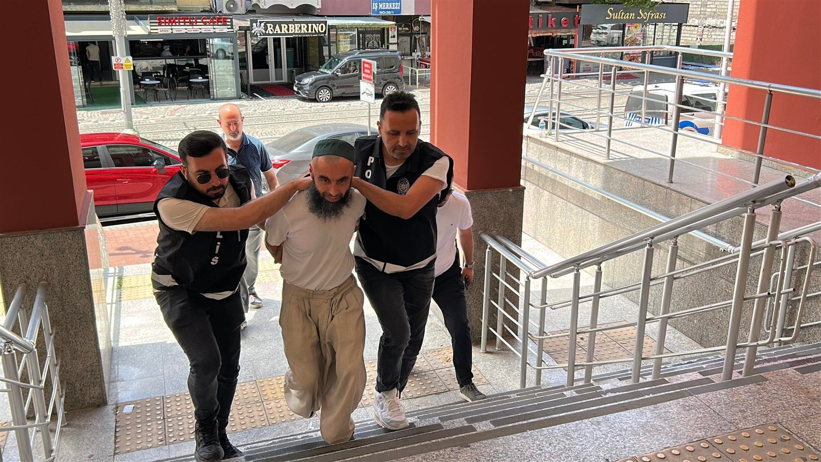 Kılıçlı adam okulda top kesti, Atatürk'e hakaretten tutuklandı