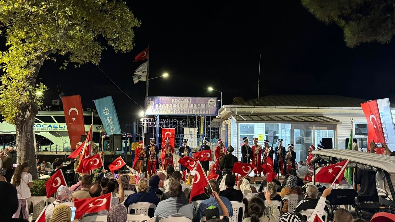 Kocaeli B.Ş. Mehter Bando, 30 Ağustos konserinde Karamürsel'i coşturdu.