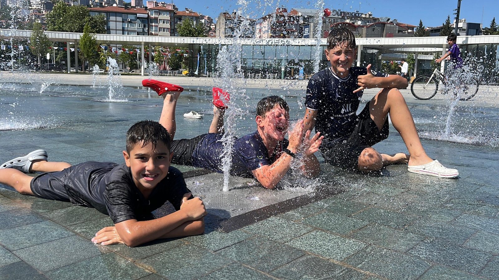 Kocaeli: Çocuklar fıskiyede serinledi