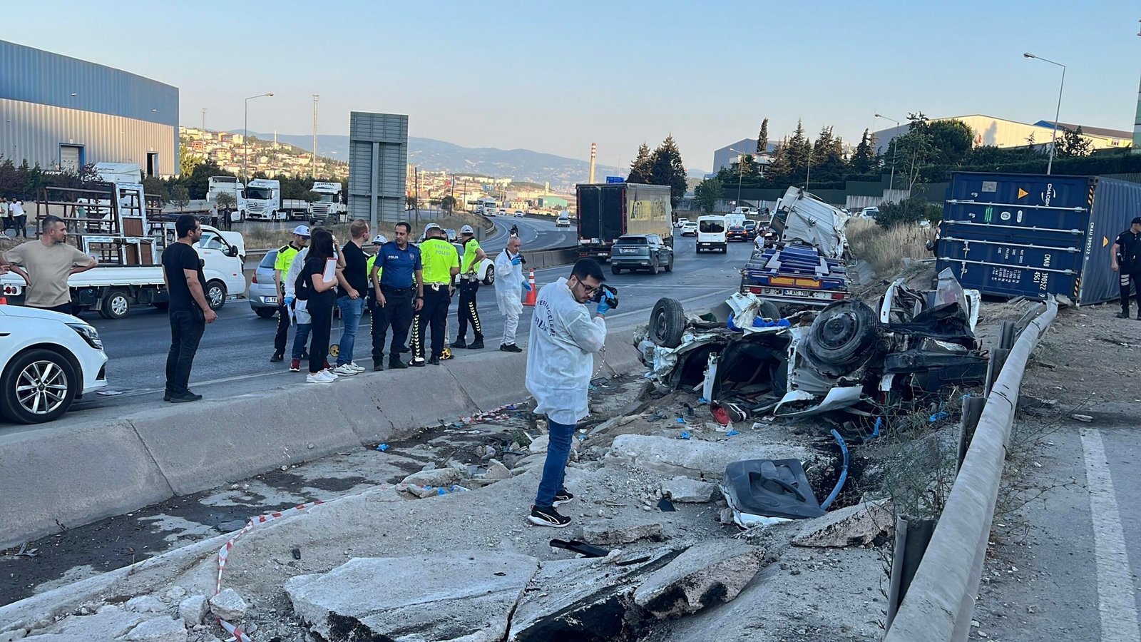Kocaeli'de 2 otomobil ve TIR çarpıştı: 5 ölü, 1 yaralı