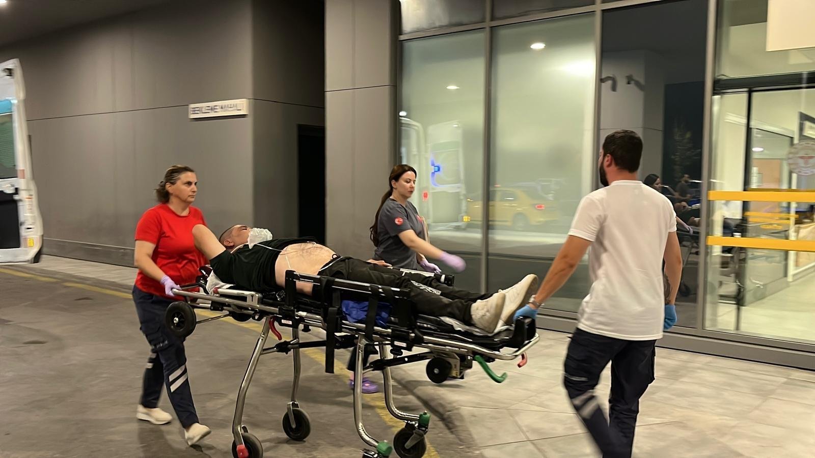 Kocaeli'de Emniyet Önünde Silahlı Kavga: 2 Yaralı
