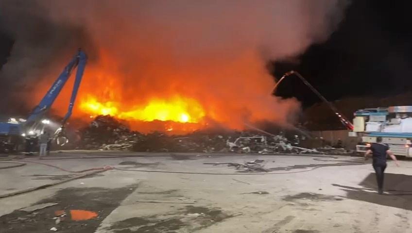 Kocaeli'de Hurda Yangını: İtfaiye Ekipleri İş Başında
