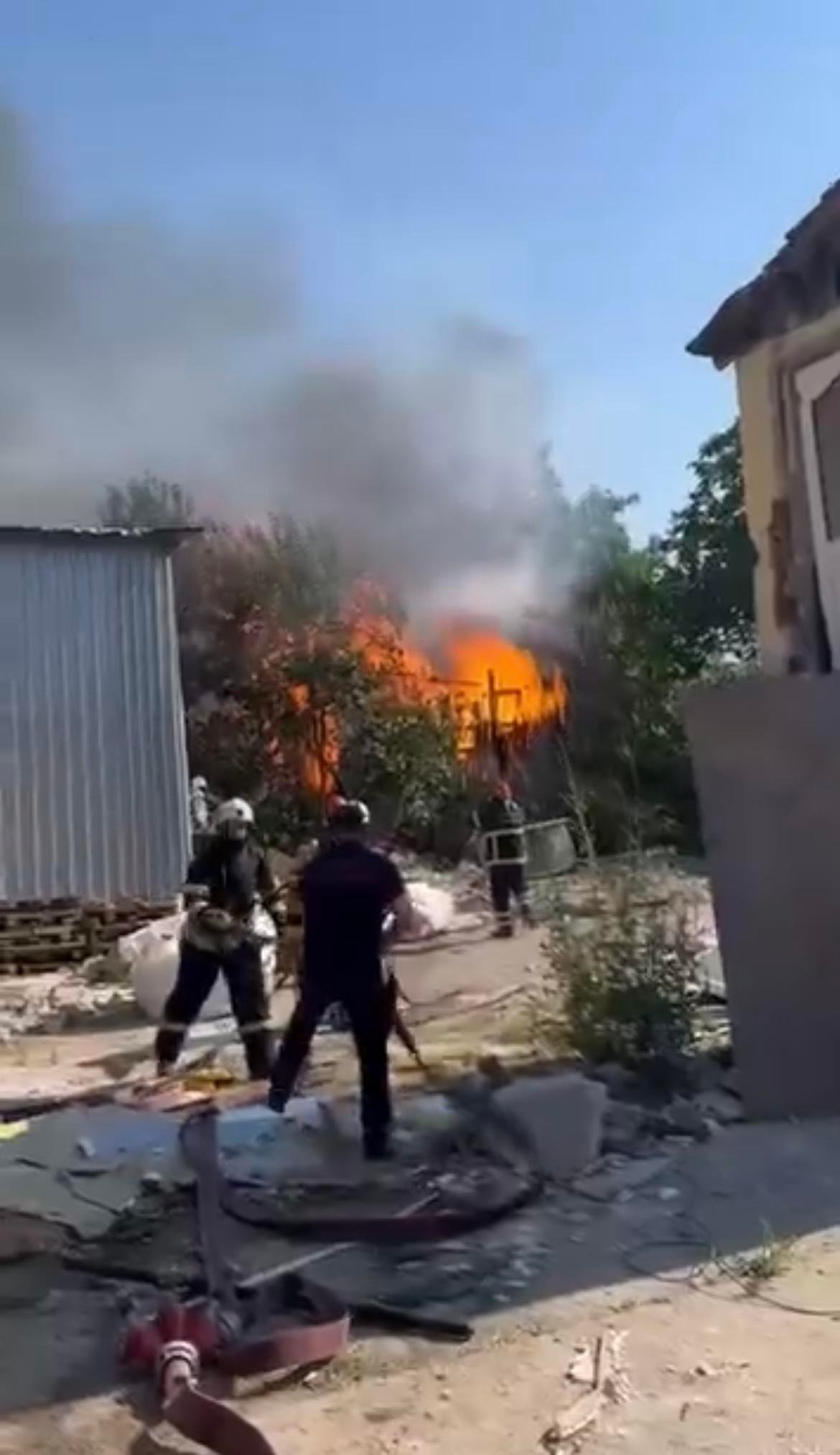 Kocaeli'de ahır yangında kullanılamaz hale geldi