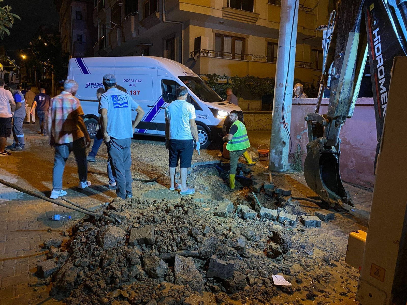 Kocaeli'de doğalgaz borusu hasar gördü: Mahalleyi koku sardı