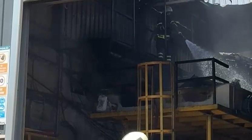 Kocaeli'de fabrika yangını söndürüldü: Görüntüler