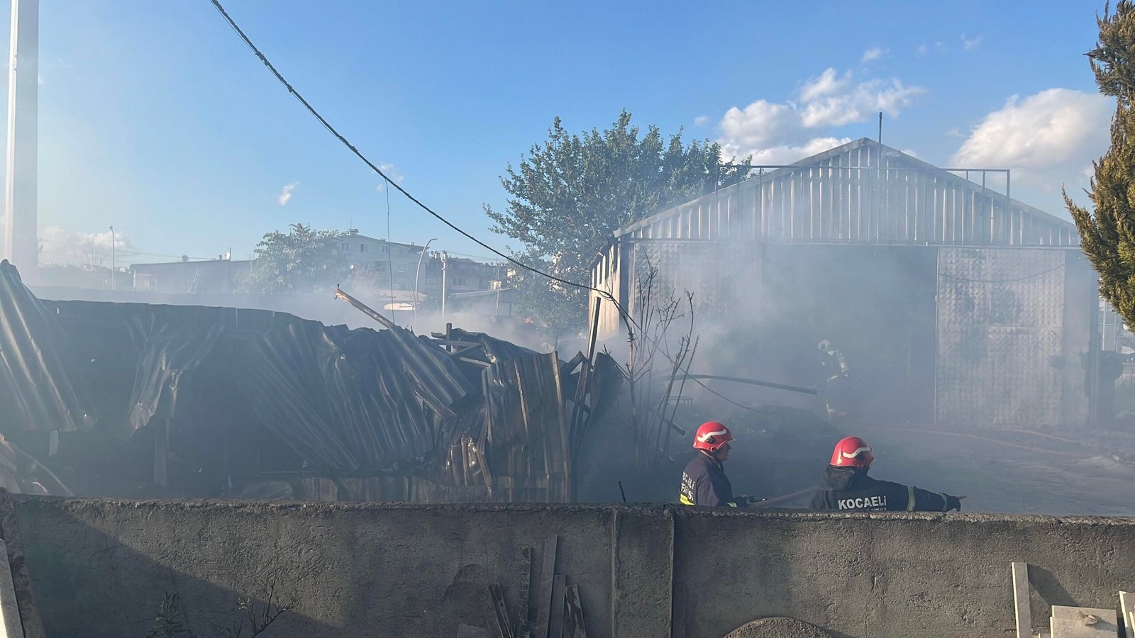 Kocaeli'de hurda dükkanında yangın, atölyeye sıçradı