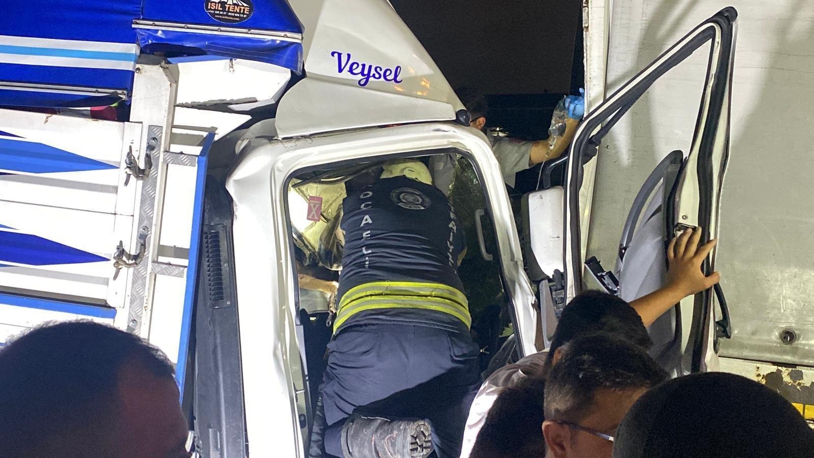 Kocaeli'de kamyonet kamyona çarptı: Sürücü öldü