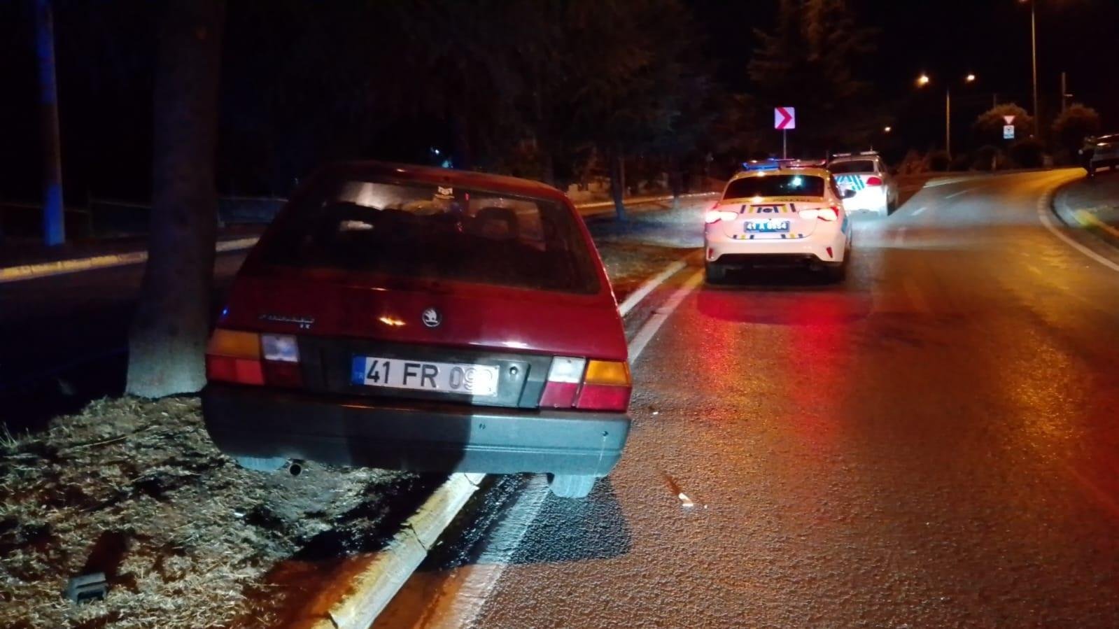 Kocaeli'de otomobil ağaca çarptı: 5 yaralı