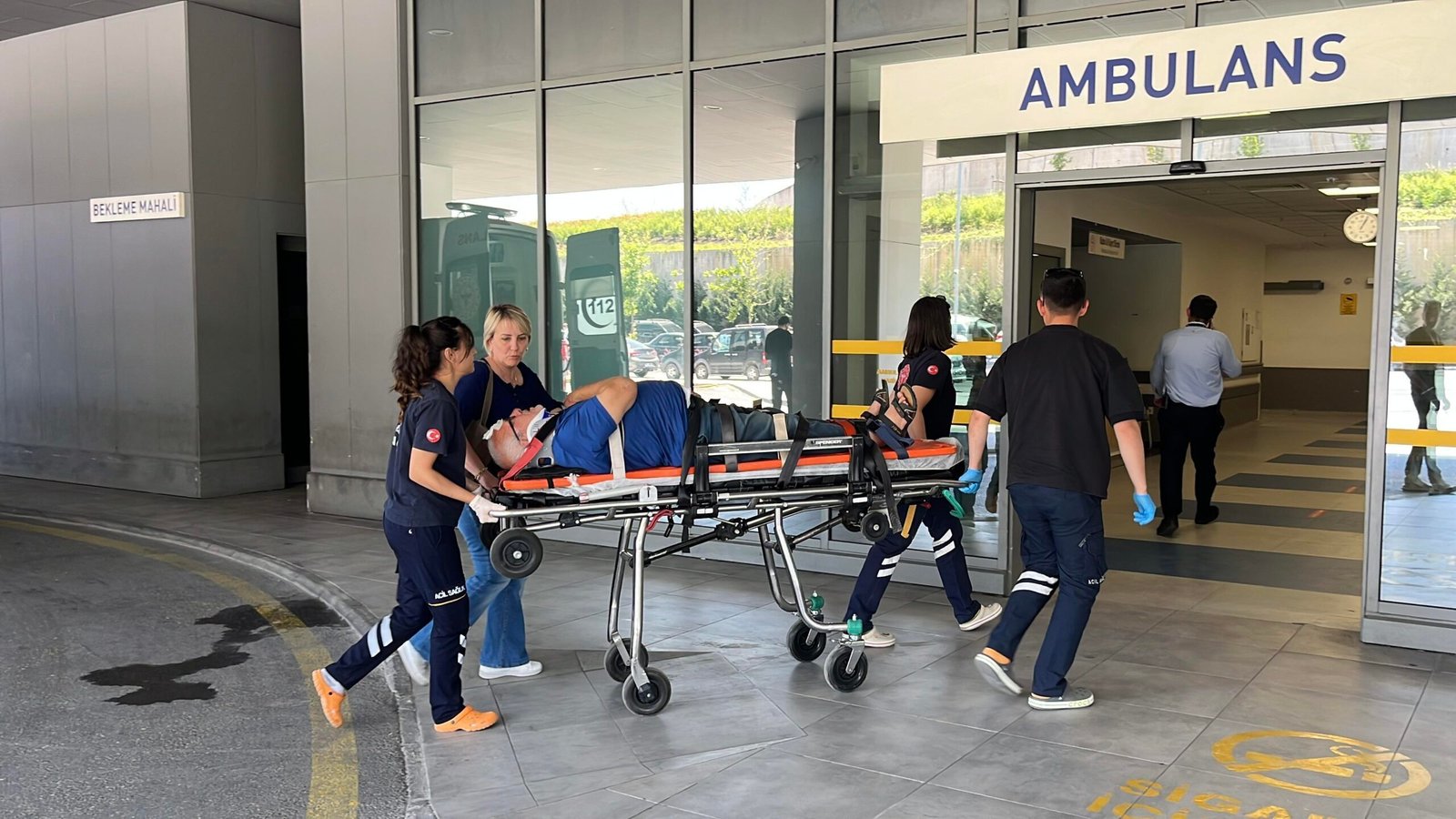 Kocaeli'de otomobil ağaca çarptı: Sürücü ve eşi yaralı