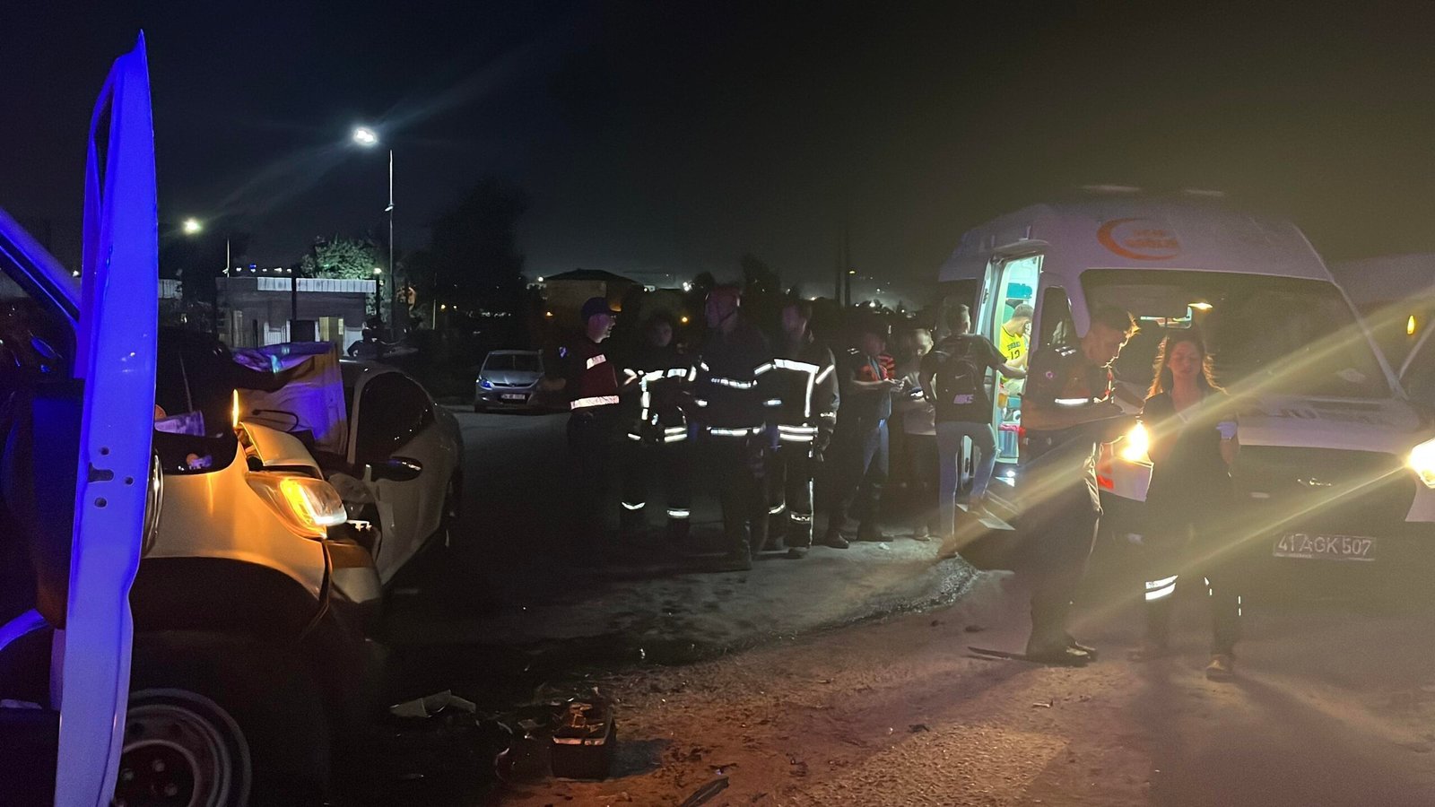 Kocaeli'de servis minibüsü-otomobil çarpıştı: 10 yaralı