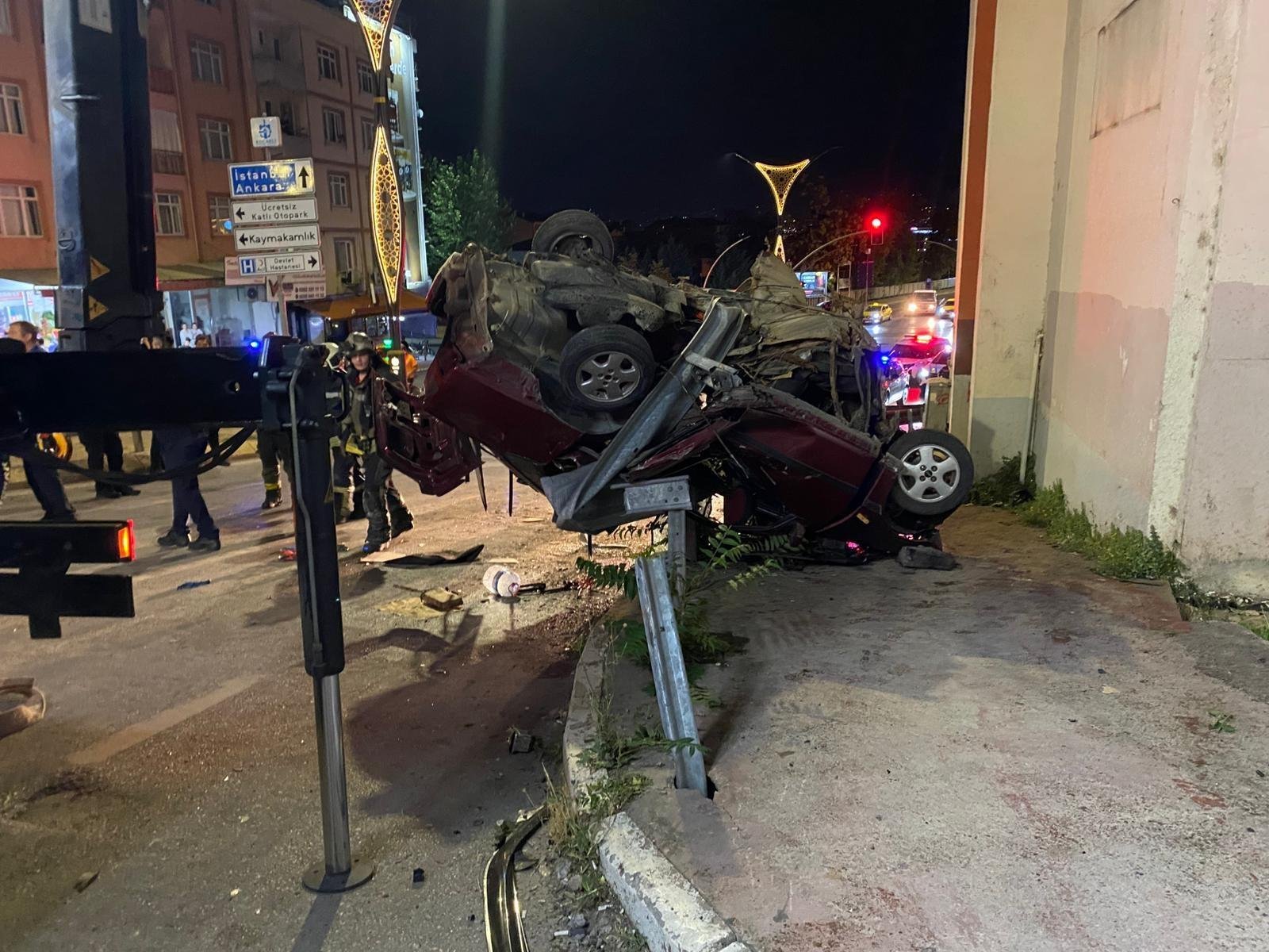 Otomobil bariyerde takla attı: 2 ölü, 3 yaralı