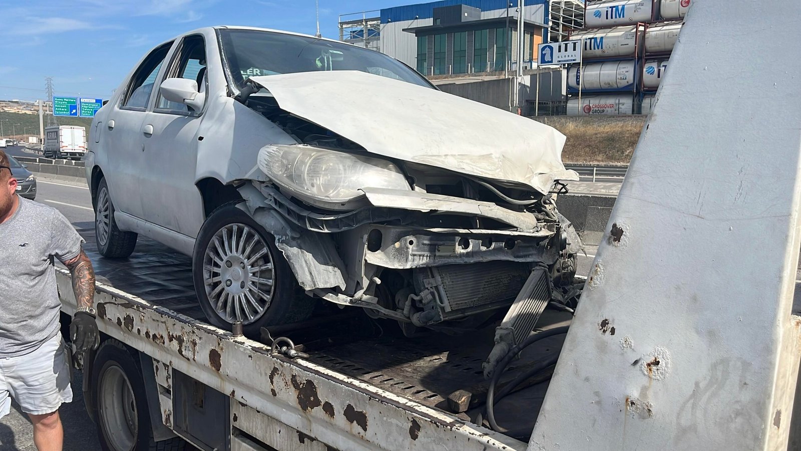 Otomobil bariyere çarptı: 4 yaralı