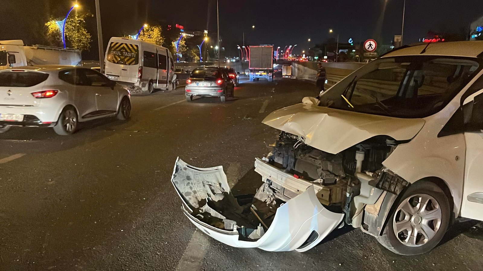 Servis minibüsü sağ şeritte duran araca çarptı: 2 yaralı