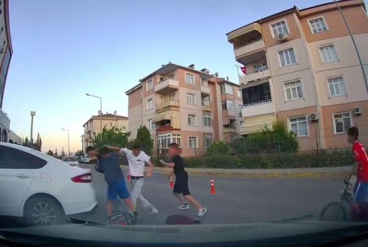 Sokak Kavgası: Çevredekiler Ayırdı