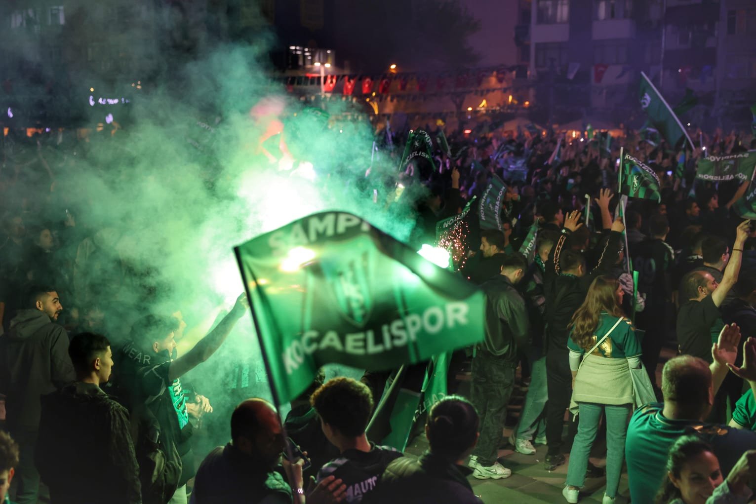 İzmit’te Tarihi Gece: Kocaelispor Süper Lig’e Uçtu, Meydan Yerinden Oynadı!