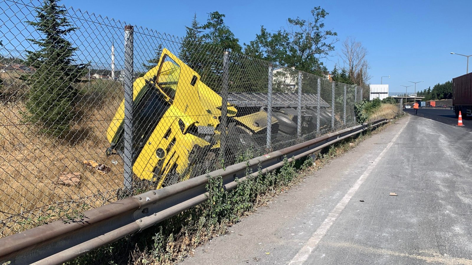 TEM'de TIR su kanalına devrildi