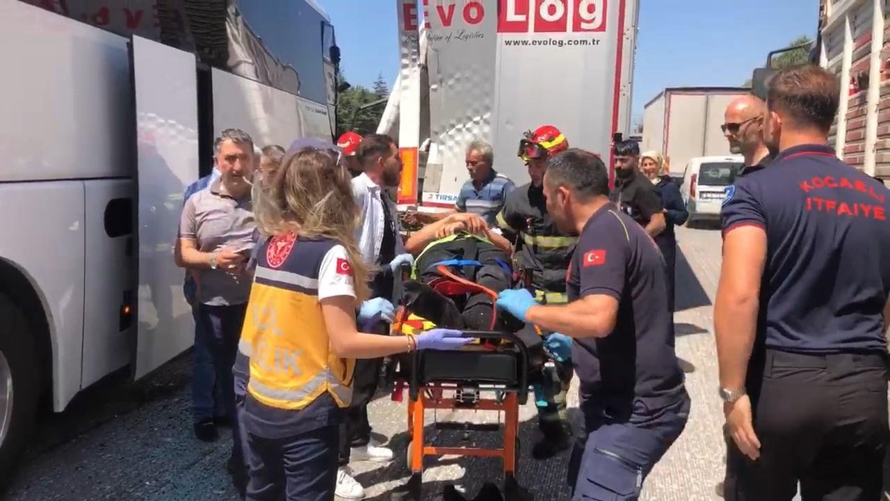 TEM'de TIR ve otobüs çarpıştı, 1 ağır, 3 yaralı