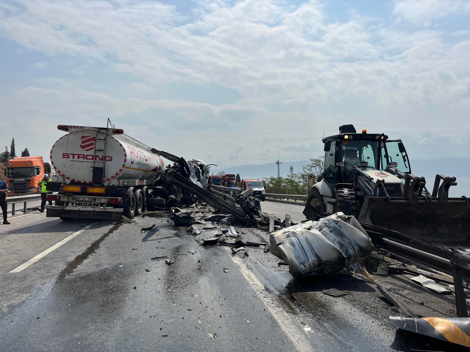 TEM'de Tanker Çarptı: Ulaşım Aksadı