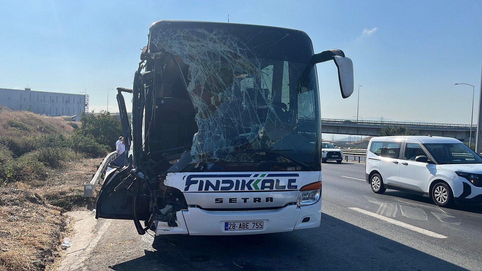 TEM'de otobüs kamyona çarptı: 1 ağır, 7 yaralı