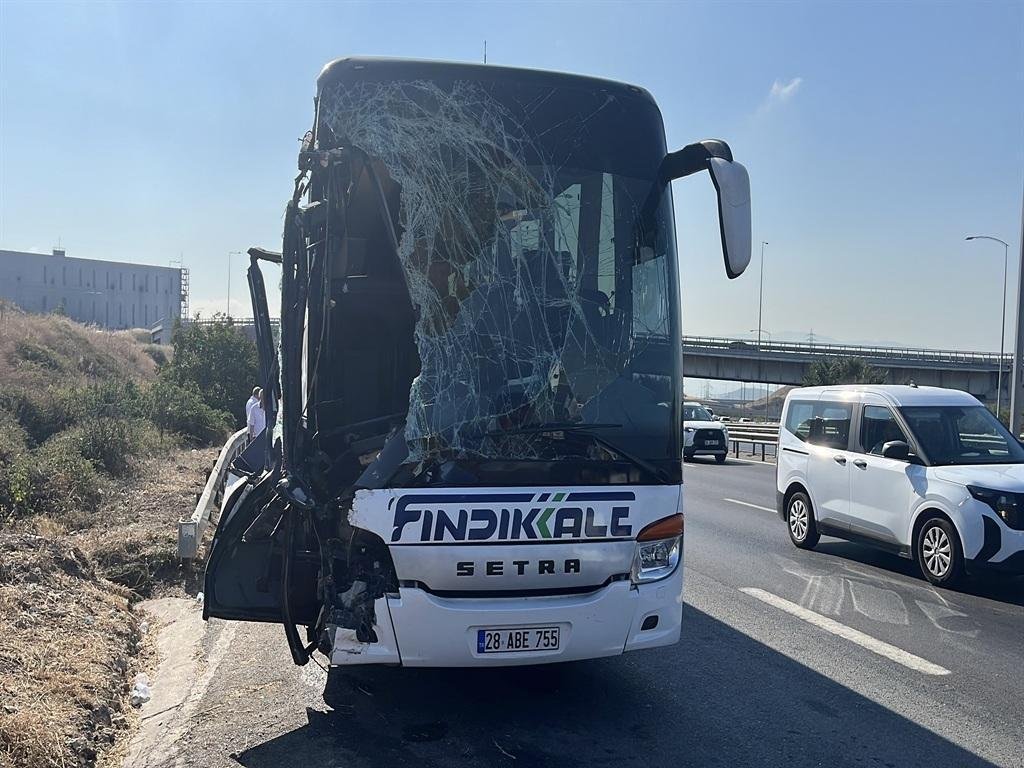 TEM'de otobüs kamyona çarptı: 1 ölü, 6 yaralı