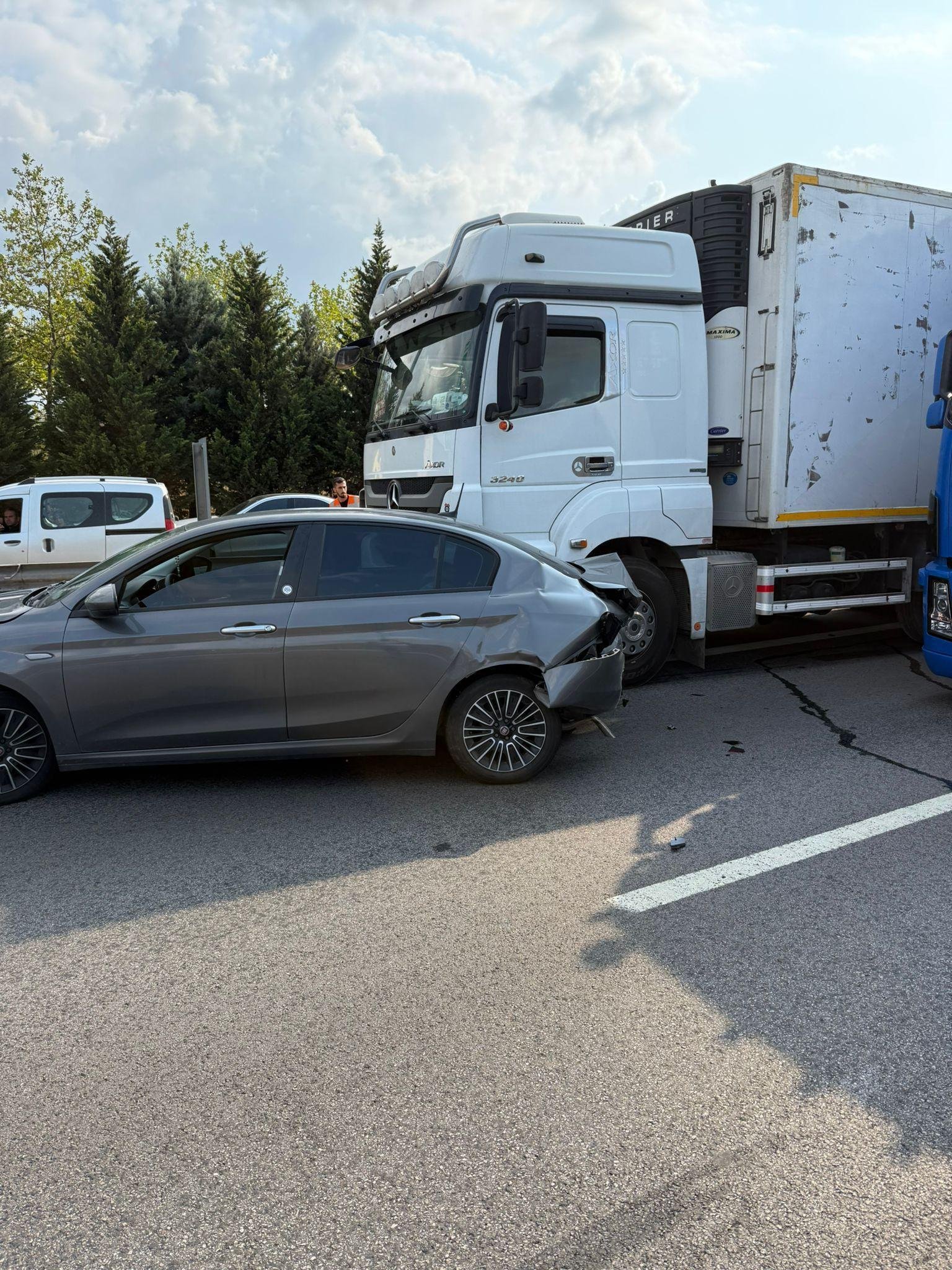 TEM'de zincirleme kaza: 5 araç karıştı, trafik aksadı