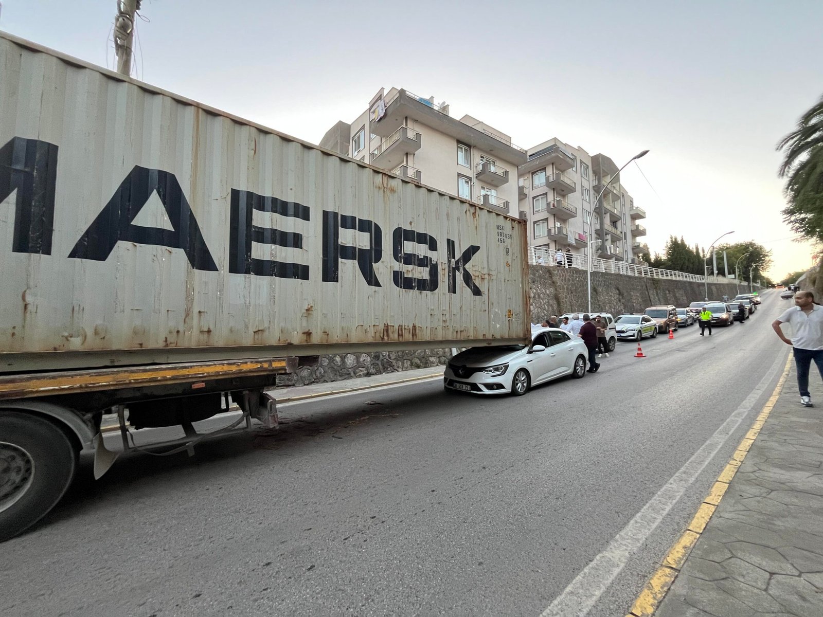 TIR üst geçide çarptı: Konteyner otomobile kaydı