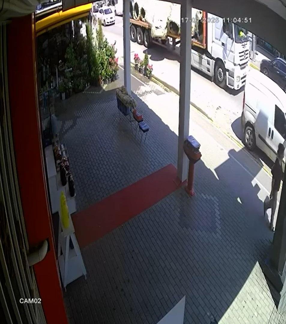 TIR'dan düşen çelik halat ruloları araçlara çarptı: O anlar kamerada