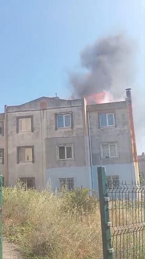 Yangın: 3 Katlı Binanın Çatısı Alev Alev Yandı