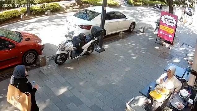 Yaya geçidinde motosiklet çarptı: Kadın yaralandı, kamerada