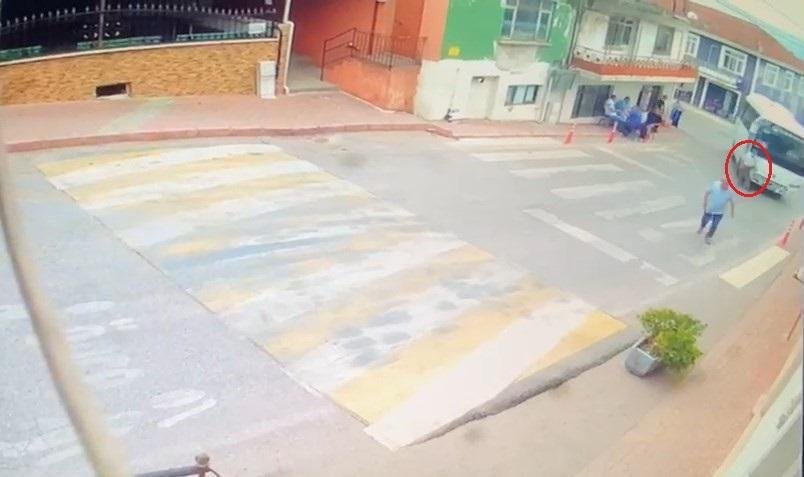 Yaya, midibüsün altında ağır yaralandı: O anlar kamerada