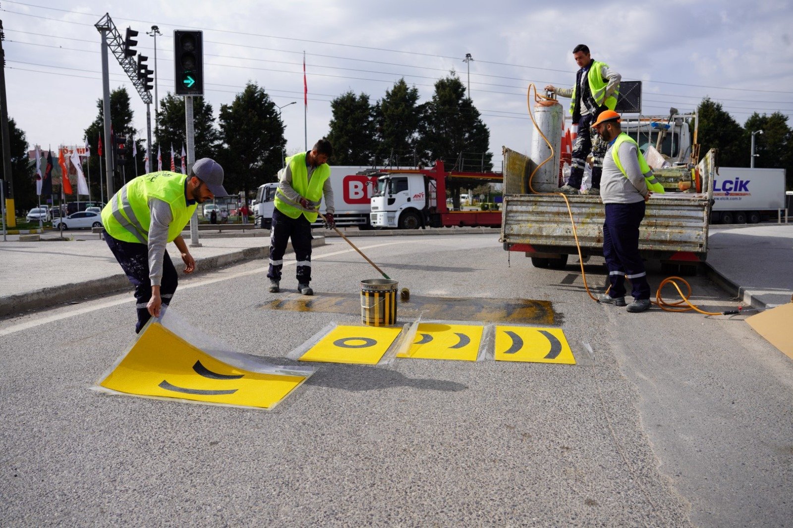 Yol ve yaya çizgileri yenileniyor