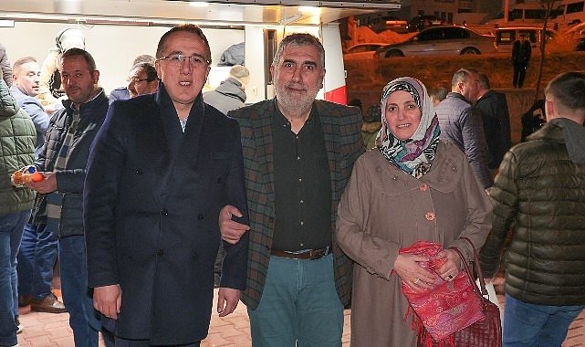 AK Parti Nevşehir Belediye Başkan Adayı Dr. Mehmet Savran, Berat Kandili dolayısıyla vatandaşlara lokma ve meyve suyu ikramında bulunarak kandillerini kutladı