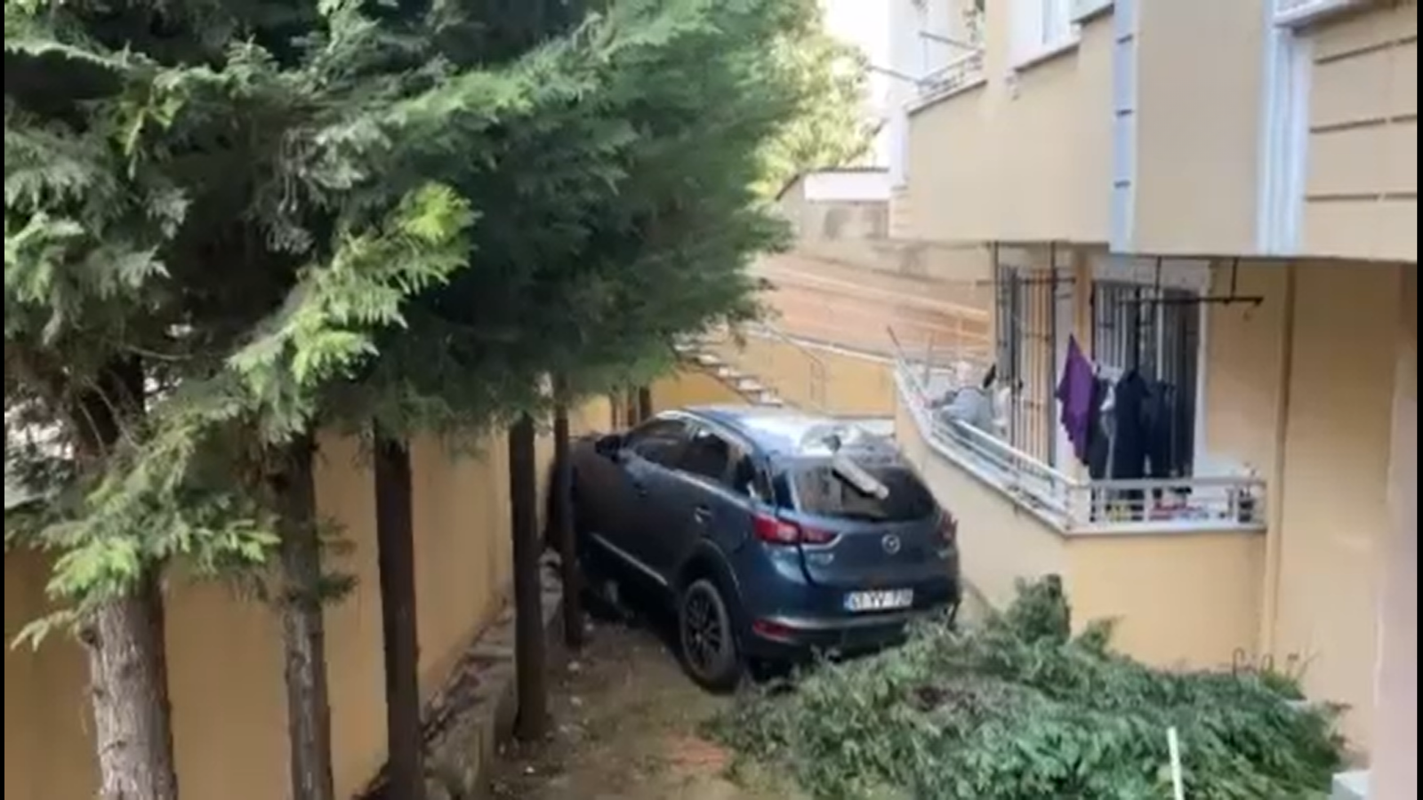Gebze'de Kontrolden Çıkan Otomobil Duvarı Aşıp Bahçeye Düştü