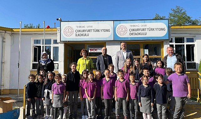Başkan Taşyasan'dan minik öğrencilere kırtasiye seti