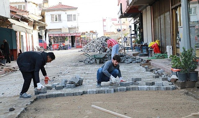Burhaniye'de Yol İyileştirme Çalışmaları Devam Ediyor