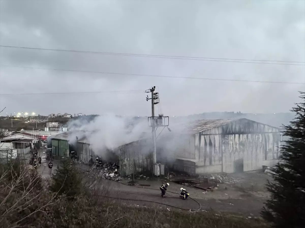 Çayırova'daki Yalıtım Fabrikasında Yangın Korkuttu