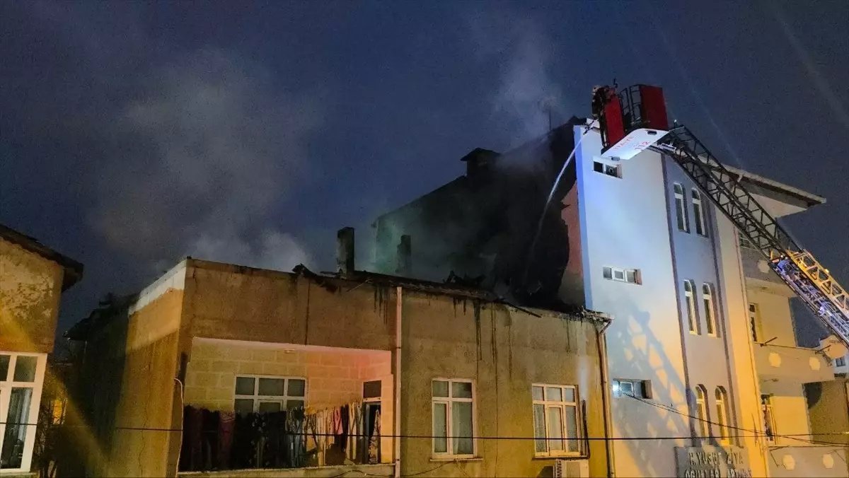 Darıca'da Çatı Yangını: Dumandan Etkilenen Bir Kişi Hastaneye Kaldırıldı