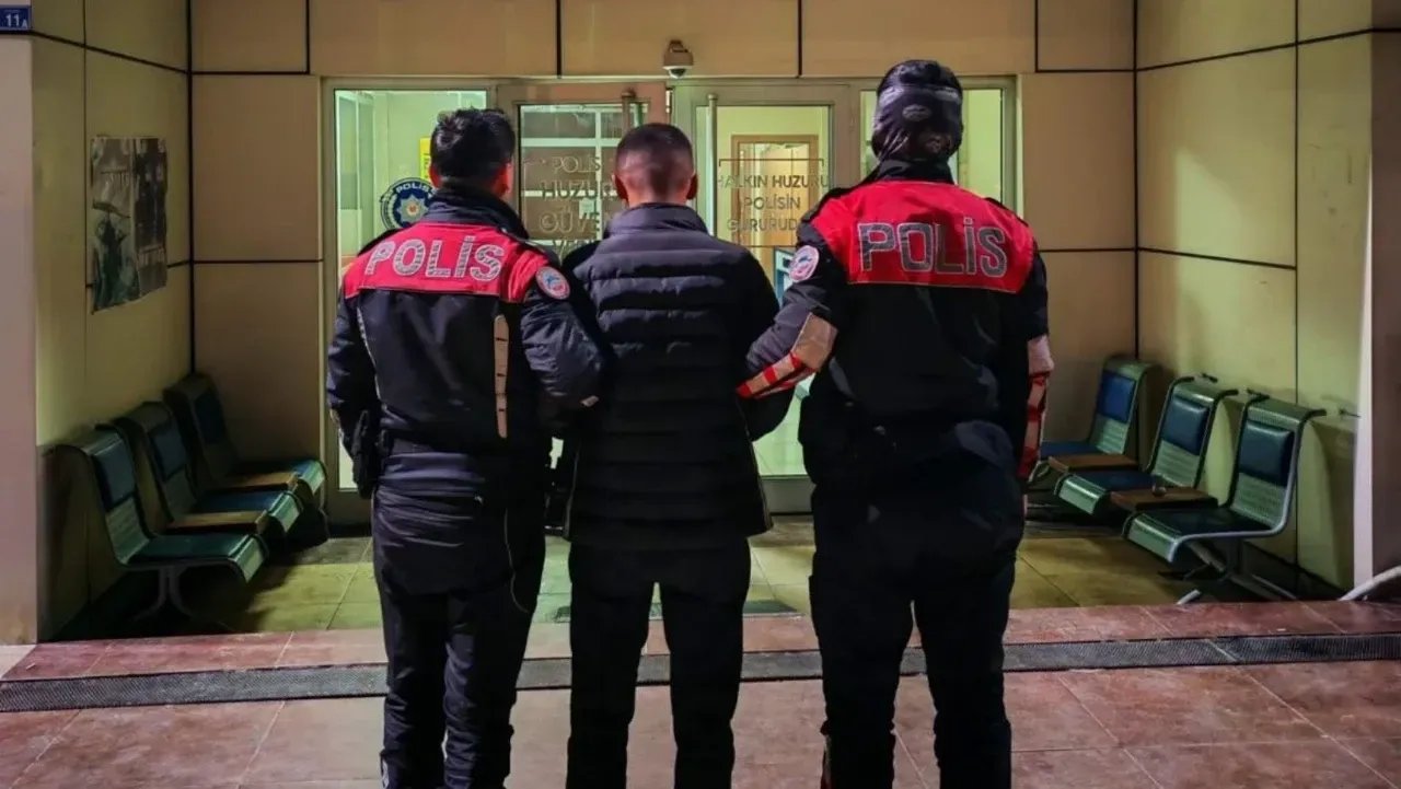 İzmit’te Şüpheli Hareketler Polisi Harekete Geçirdi: Üzerinden Uyuşturucu Çıktı