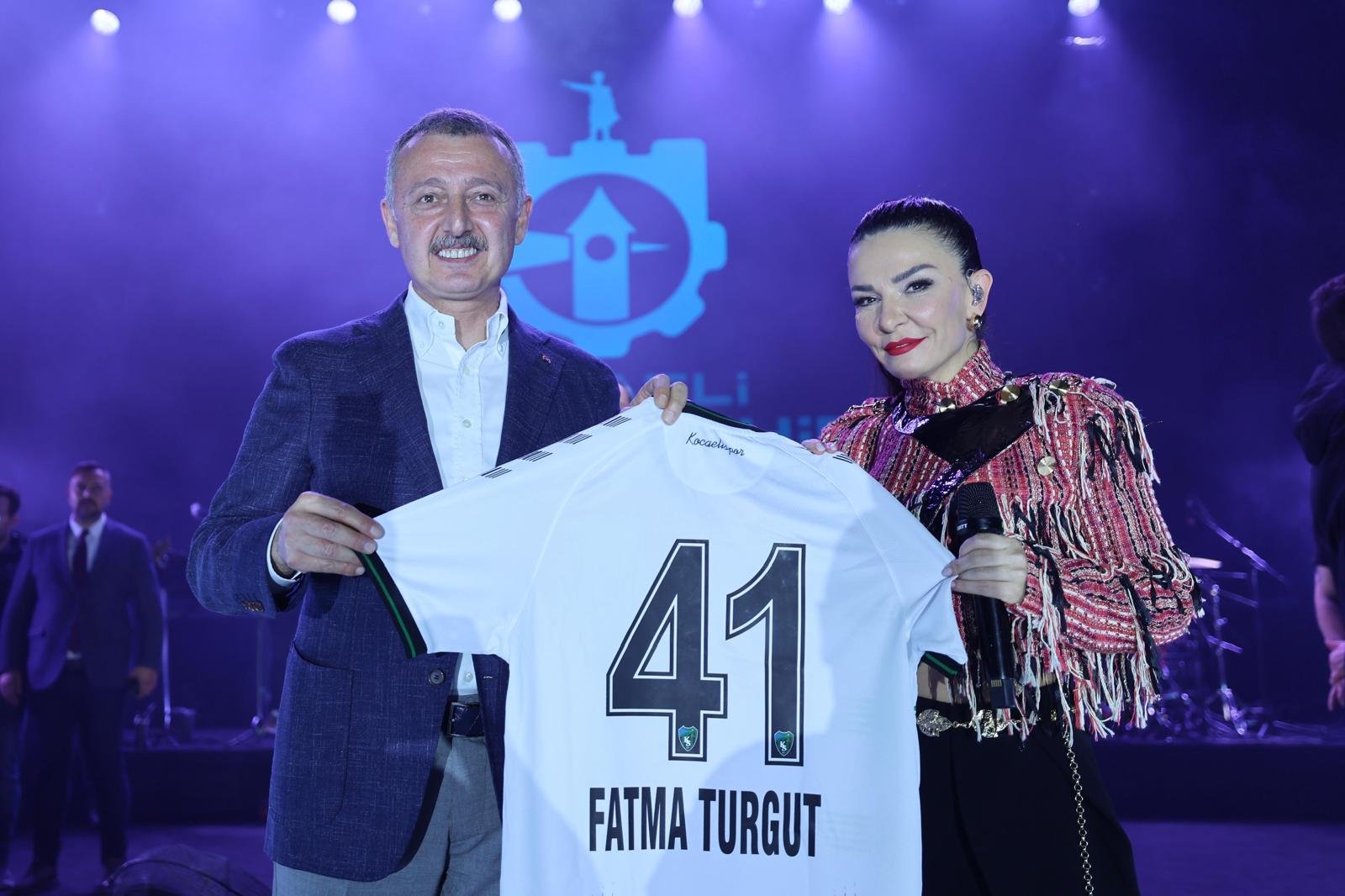 Fatma Turgut ve Büyükakın Kocaelispor'u Unutmadı